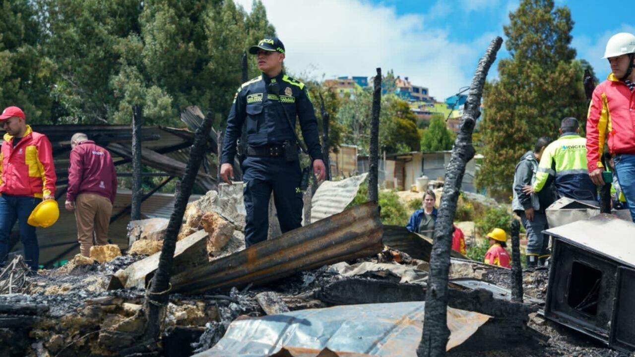 El incendio en Usaquén dejó 14 viviendas afectadas. Las autoridades hacen presencia en el lugar para dar con los responsables.