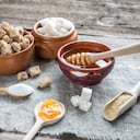 El azúcar y la miel son dos endulzantes de diferentes características.