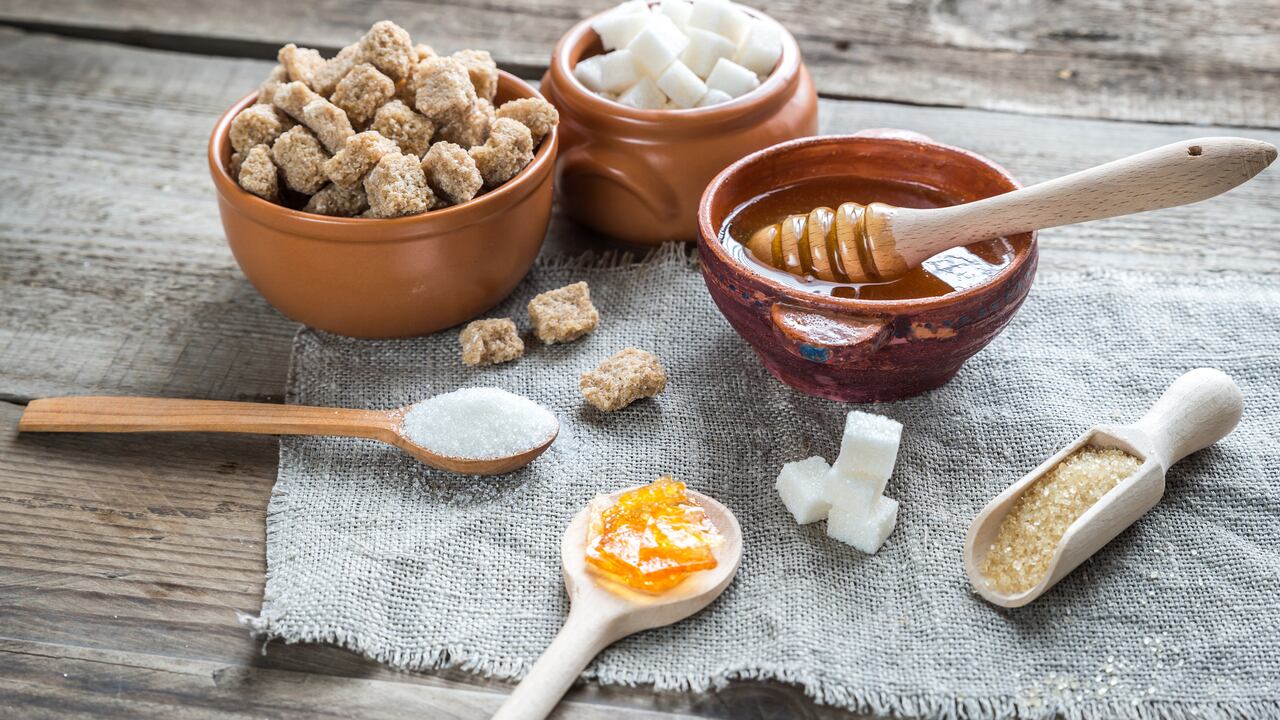 El azúcar y la miel son dos endulzantes de diferentes características.