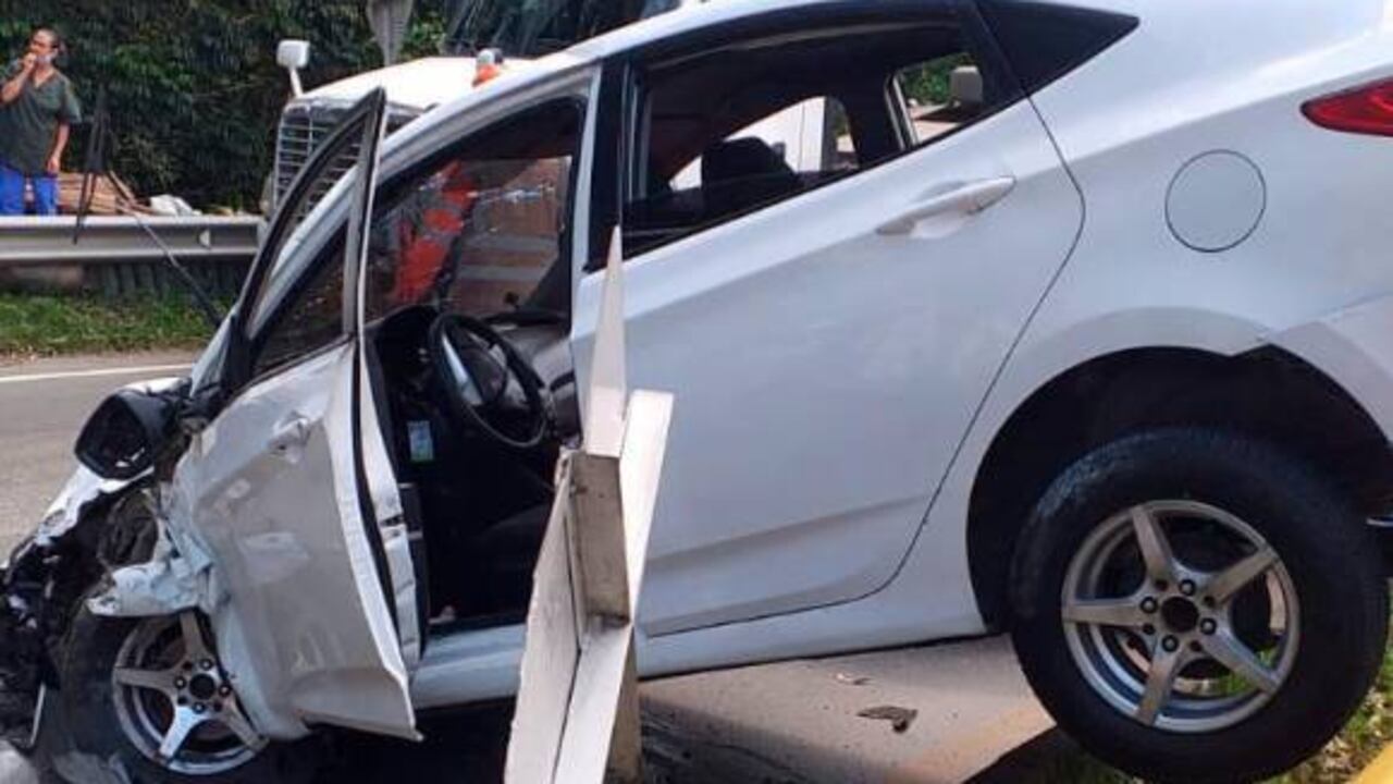 Así quedó uno de los vehículos accidentados este sábado.