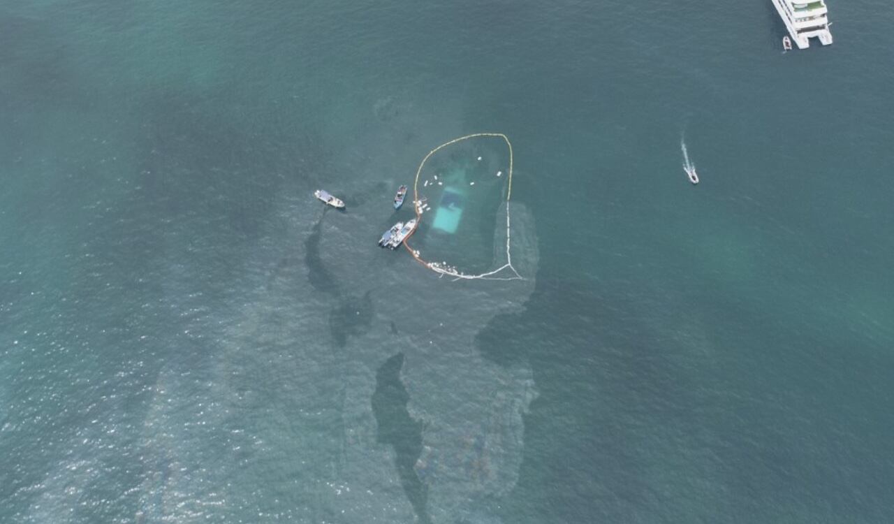 Así se ve desde el aire la mancha que dejó el derramamiento de 2 mil galones de diesel en las Islas Galápagos