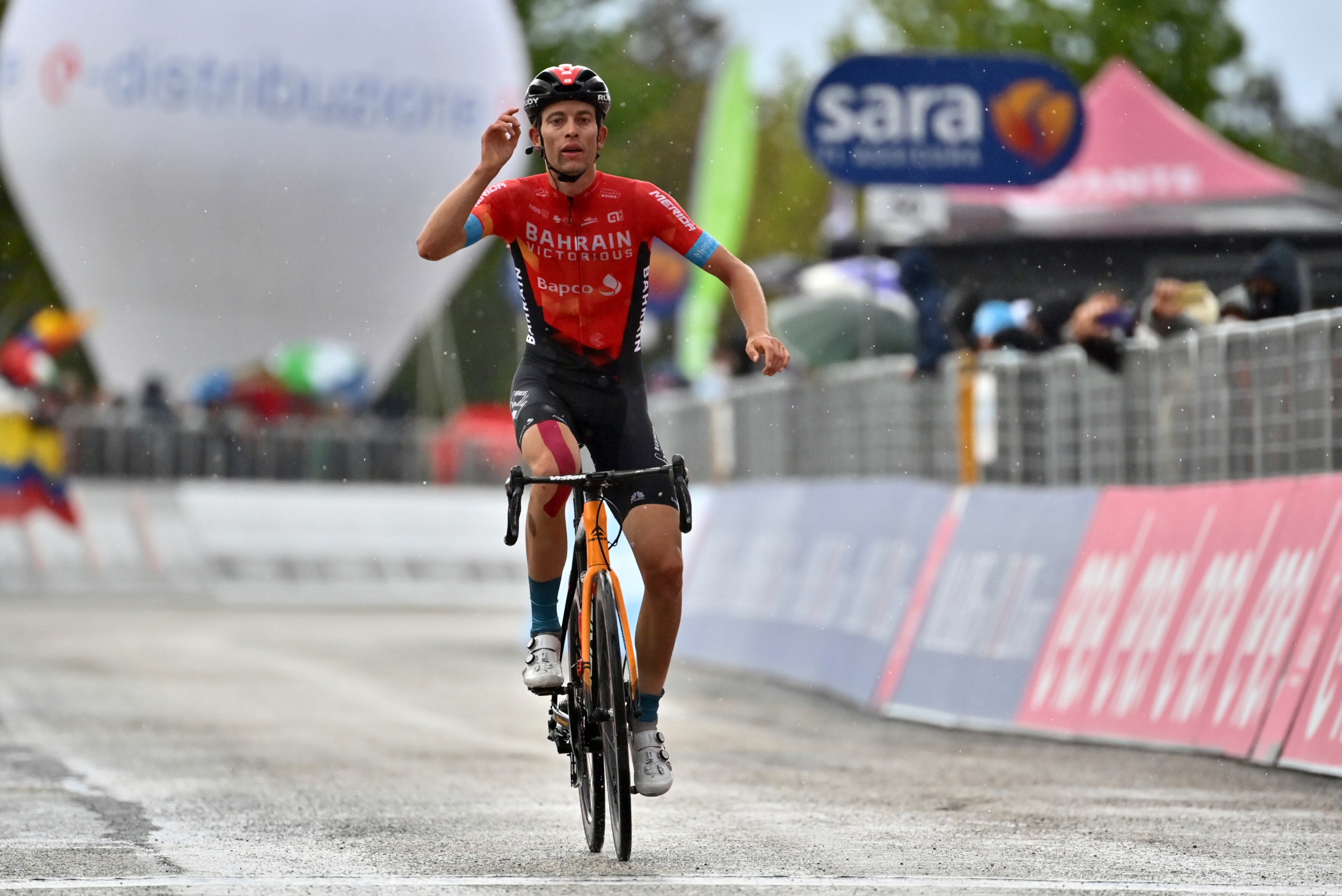 El suizo Gino Mader celebra después de ganar la sexta etapa del Giro de Italia, de Grotte di Frasassi a Ascoli Piceno, el jueves 13 de mayo de 2021. (Massimo Paolone/LaPresse via AP, Archivo)