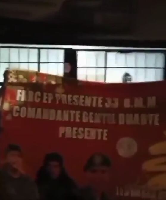 En el video se ve una pancarta similar a la instalada por varios hombres en el municipio de La Calera.