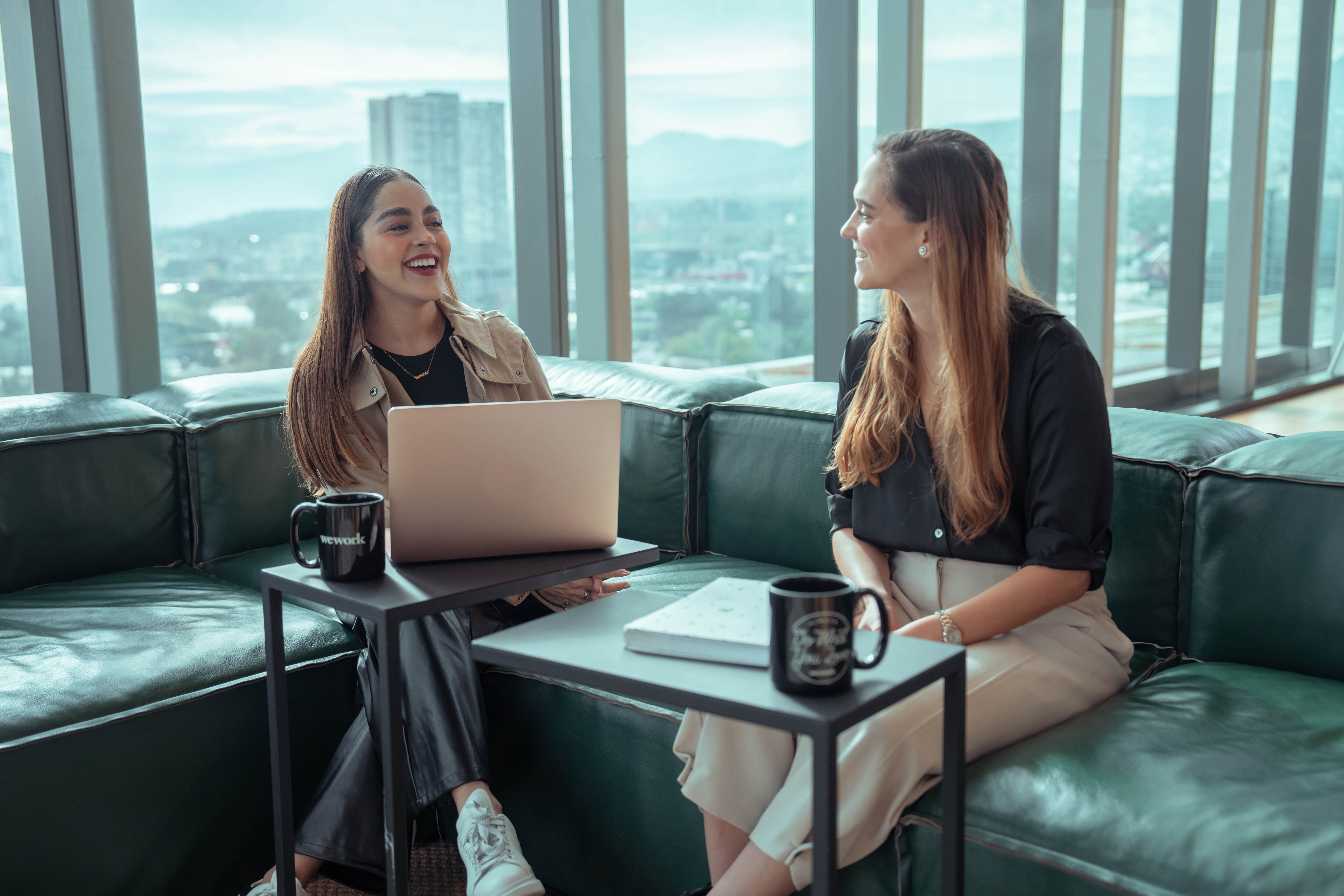 WeWork actúa como un socio estratégico con un modelo flexible contractual que acompaña a las organizaciones en la meta de escalar sus operaciones, sin enfrentar compromisos rígidos.