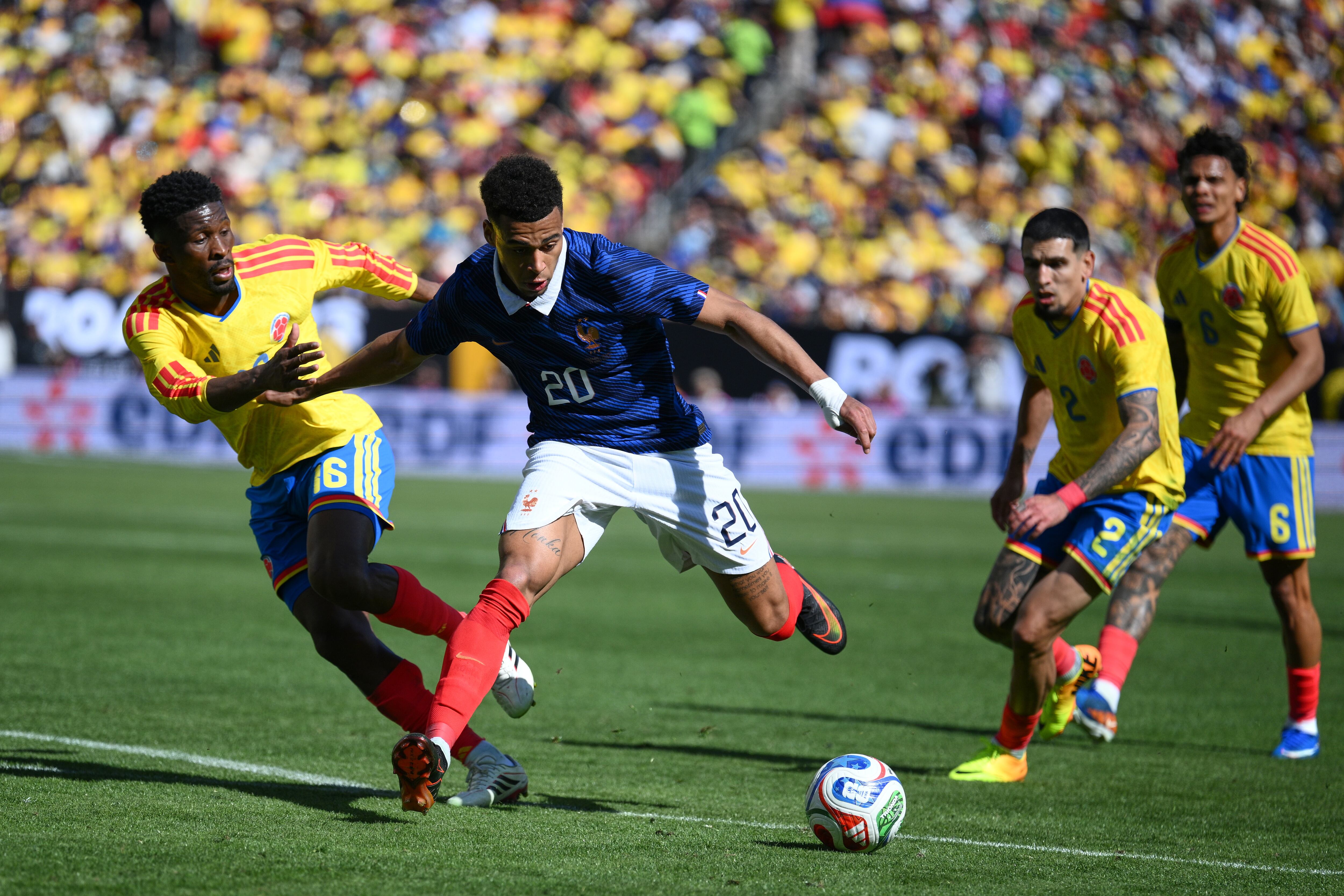 El centrocampista colombiano Jefferson Lerma disputa el balón con el delantero francés Désiré Doué durante el partido amistoso entre Colombia y Francia en Landover, Maryland.