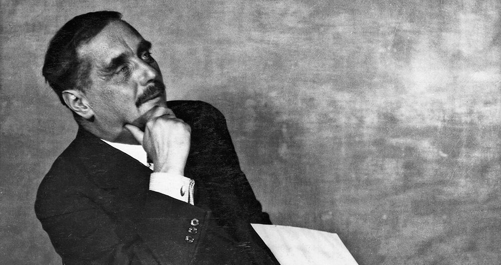 En un inspirado y asombroso periodo, entre 1895 y 1898, H. G. Wells publicó cuatro novelas que lo convirtieron en uno de los padres de la ciencia ficción y en un ícono literario eterno: La máquina del tiempo, La isla del doctor Moreau, El hombre invisible y La guerra de los mundos. 