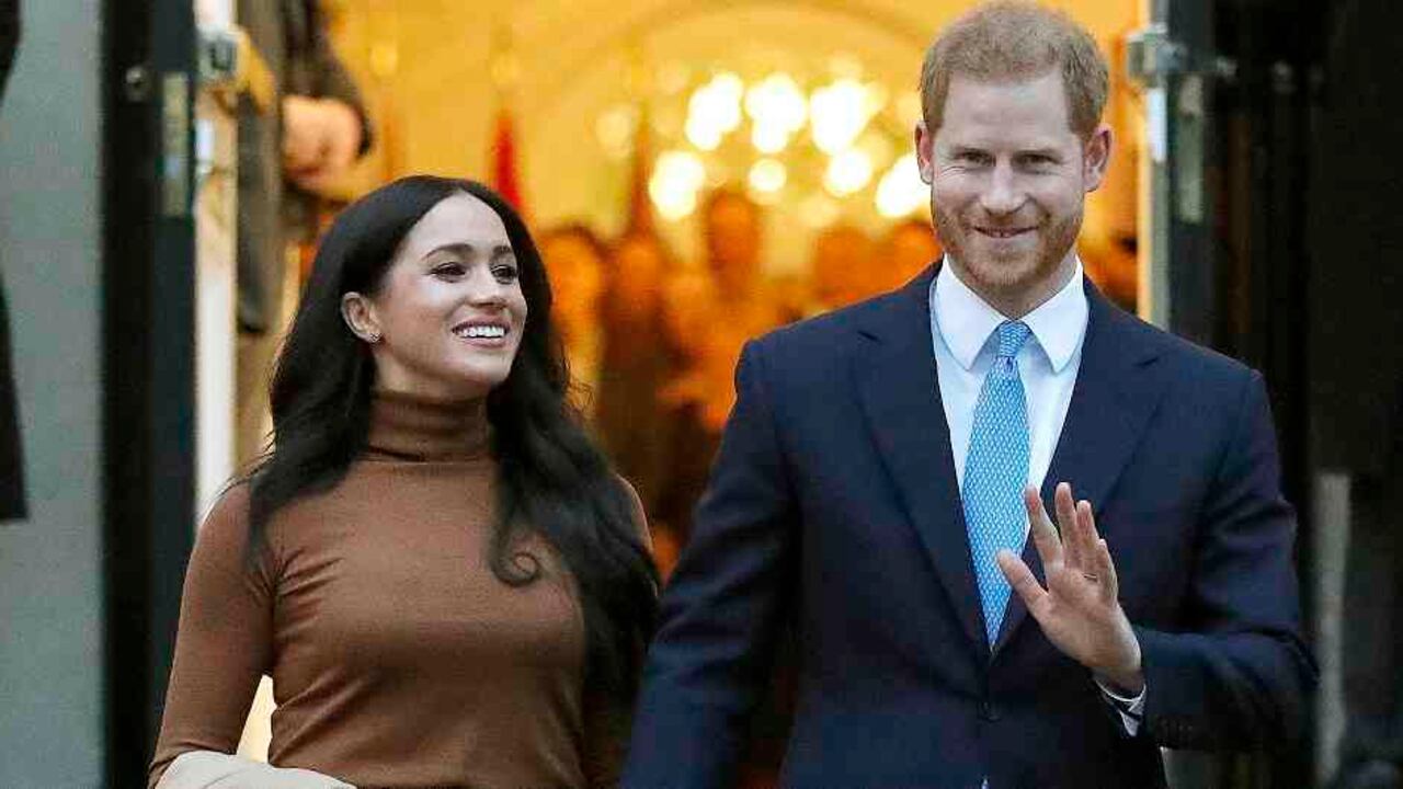 El acuerdo se da a conocer después de que Harry y Meghan renunciaran a principios de año a sus deberes reales y se mudaran de Reino Unido a Norteamérica para mantenerse lejos de la atención mediática.