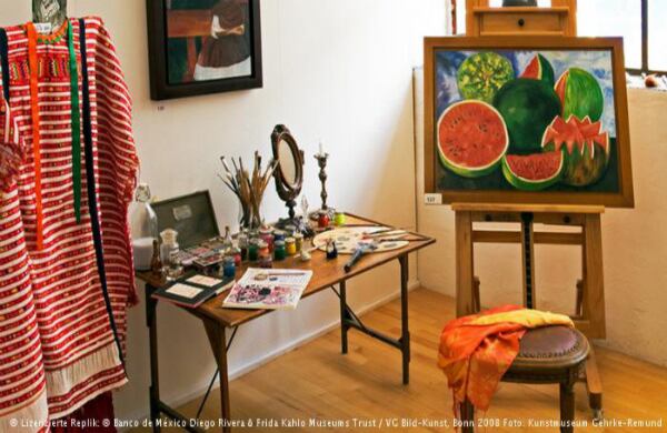 Un mundo de colores. Rojo, azul, verde, amarrillo: la pintora creó su propio mundo lleno de colores fuertes, brillantes y alegres. Pese a los serios reveses que sufrió, tanto los colores de sus cuadros como de su moda y su casa siempre reflejaron vida y esperanza.