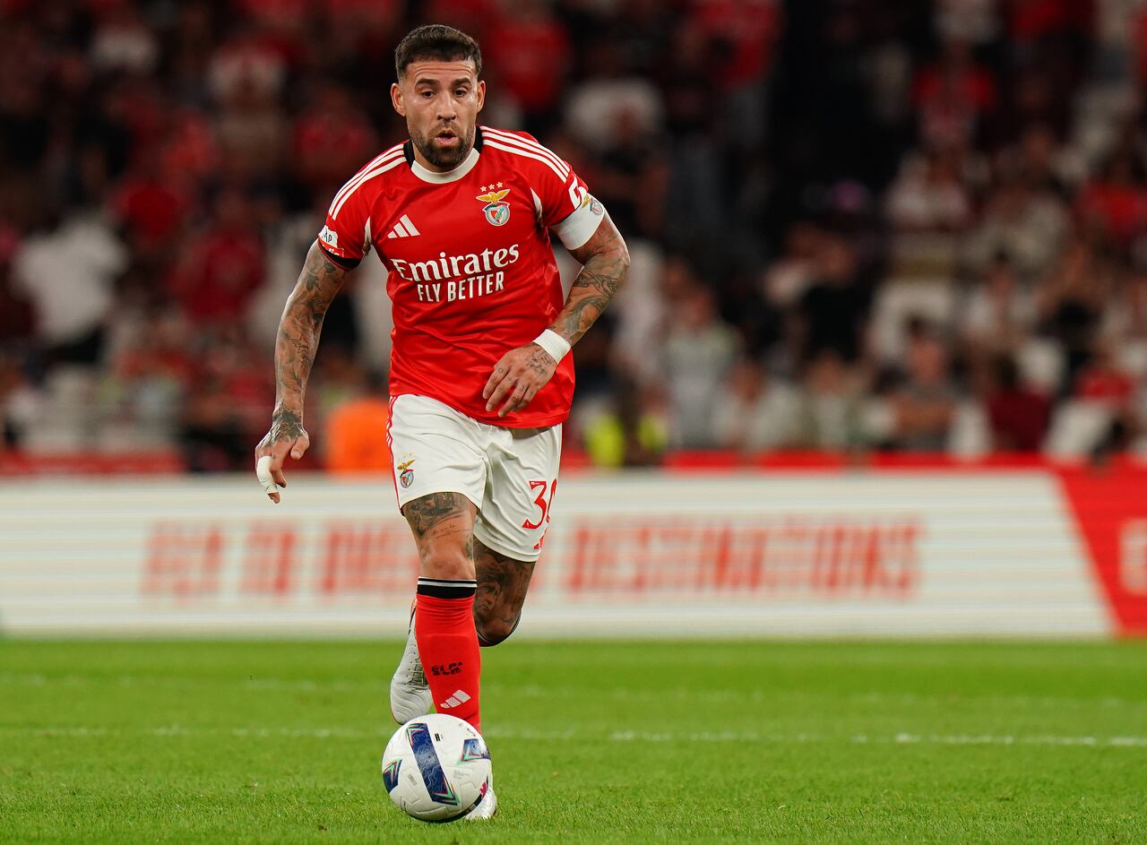 Nicolás Otamendi en el juego de Benfica ante Santa Clara.