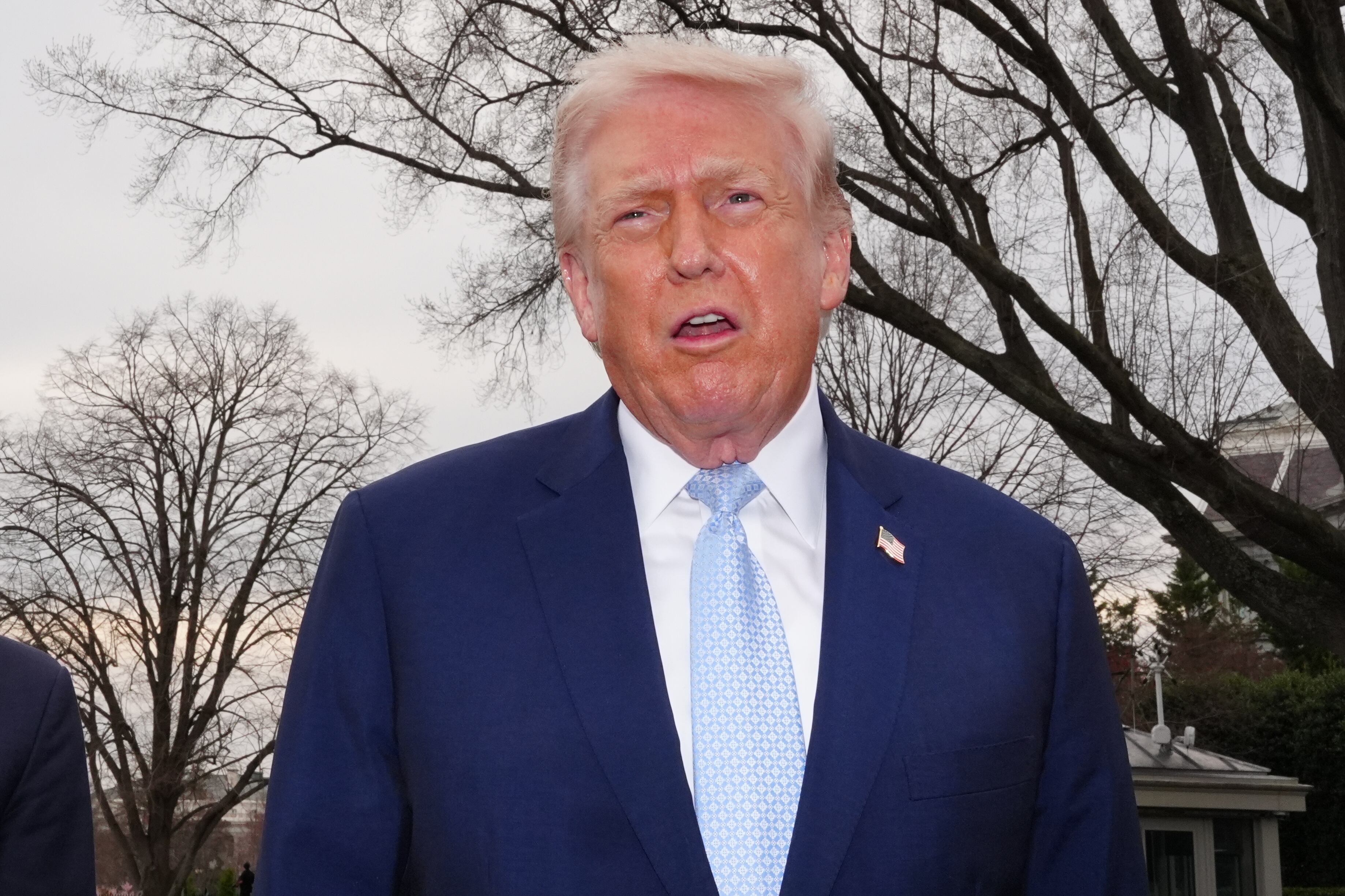 El presidente de Estados Unidos, Donald Trump, habla con reporteros antes de viajar en el Marine One desde el Jardín Sur de la Casa Blanca.