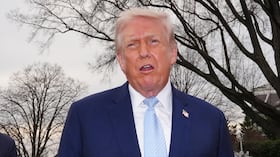 El presidente de Estados Unidos, Donald Trump, habla con reporteros antes de viajar en el Marine One desde el Jardín Sur de la Casa Blanca.