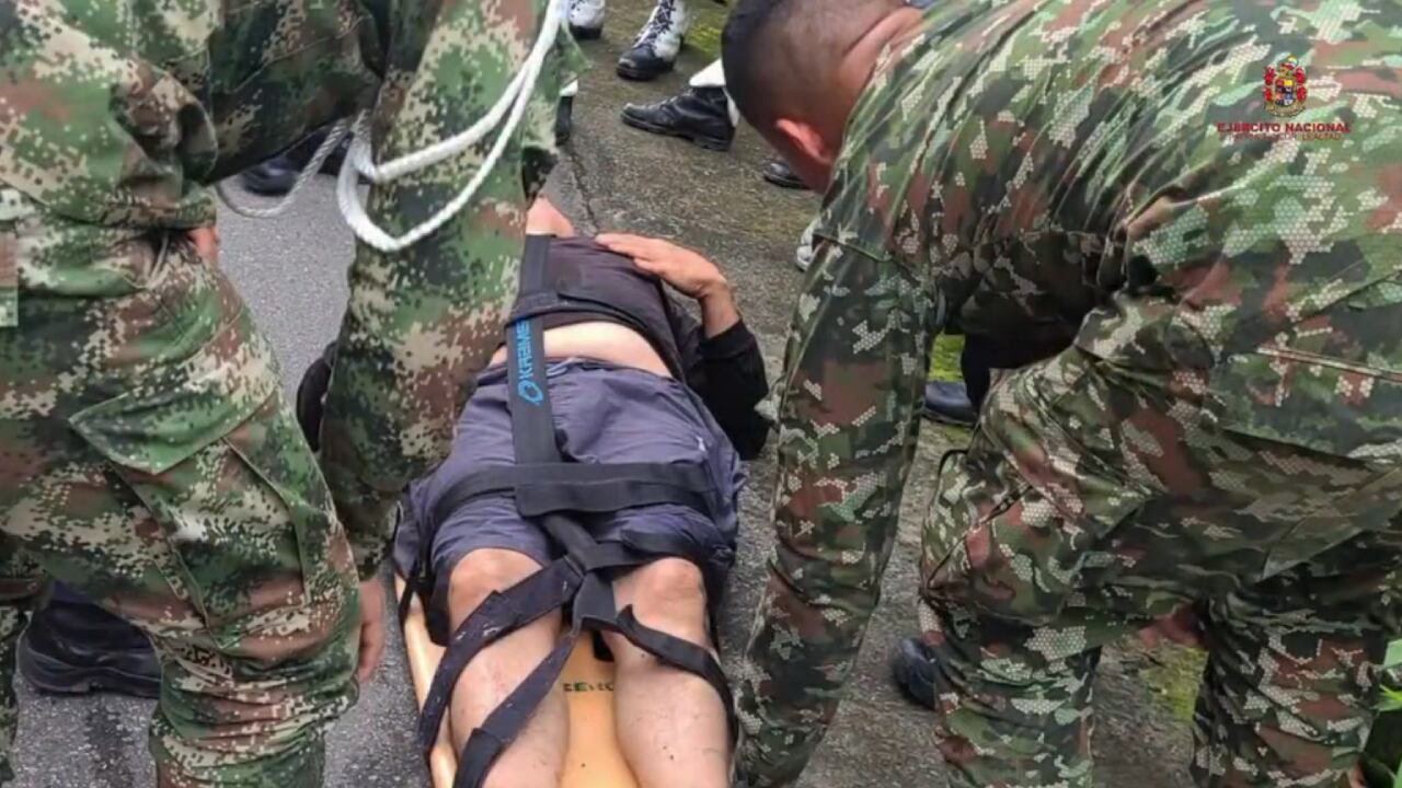 Soldados improvisaron una soga con sus uniformes para salvar a ciclista que cayó por un abismo: “Siempre hay ángeles que protegen”