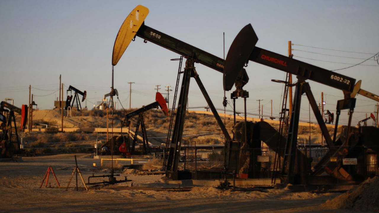 La fracturación hidráulica (también conocida por el término en inglés fracking) es una técnica para posibilitar o aumentar la extracción de gas y petróleo del subsuelo.