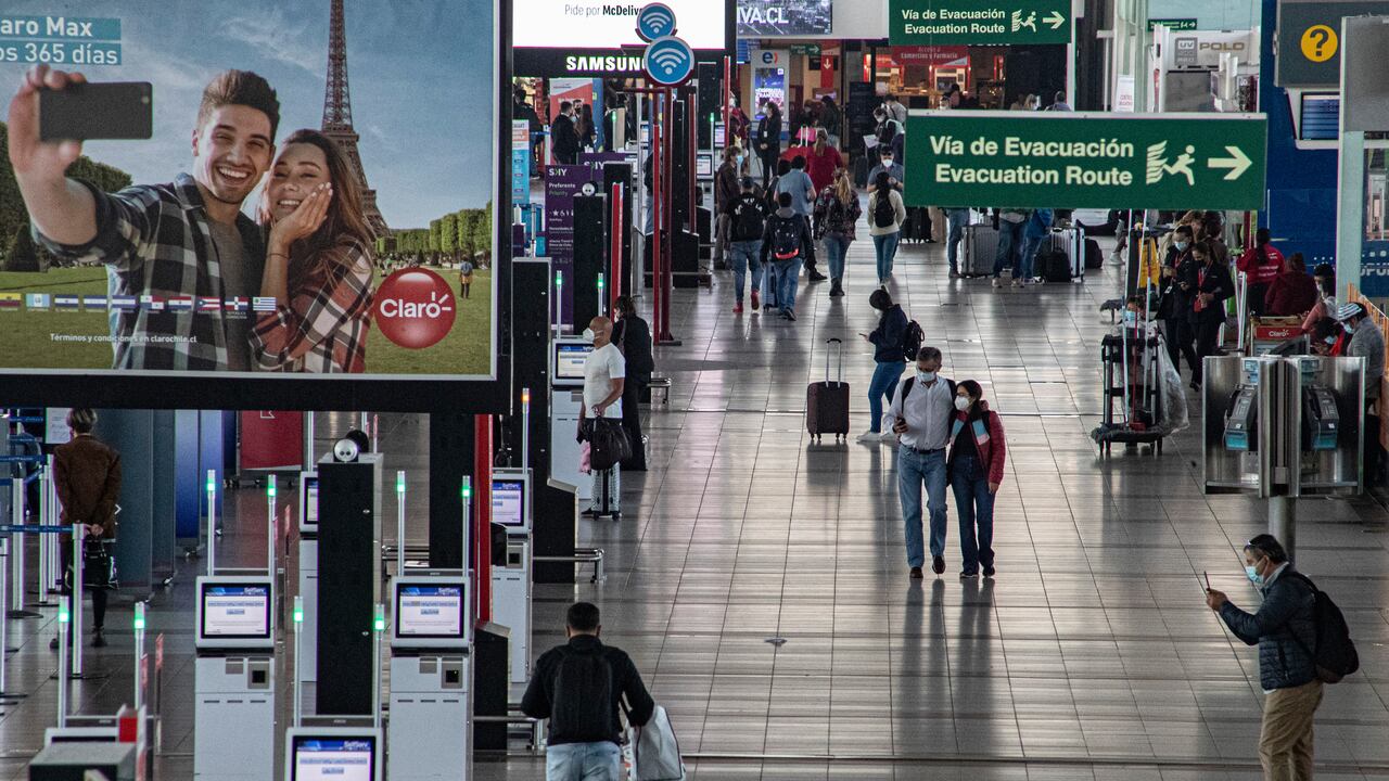 De acuerdo con el reporte oficial se trata de un extranjero que ingreso a Chile con prueba negativa. (Foto AP / Esteban Felix)