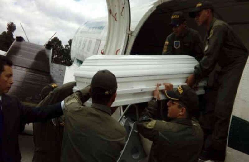En el aeropuerto de Popayán, capital departamental, el cadáver fue recibido con una calle de honor formada por decenas de miembros de la fuerza pública, estudiantes y funcionarios.