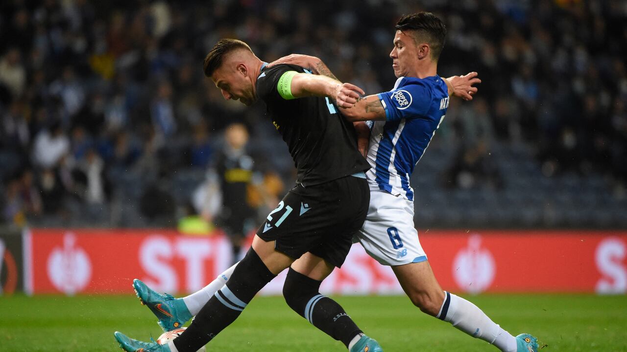 Matheus Uribe, disputando una pelota en el encuentro frente a Lazio