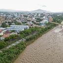 Por las intensas lluvias, el río Pamplonita en la ciudad de Cúcuta se desbordó en algunos sectores.