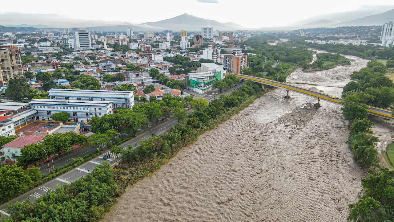 Por las intensas lluvias, el río Pamplonita en la ciudad de Cúcuta se desbordó en algunos sectores.