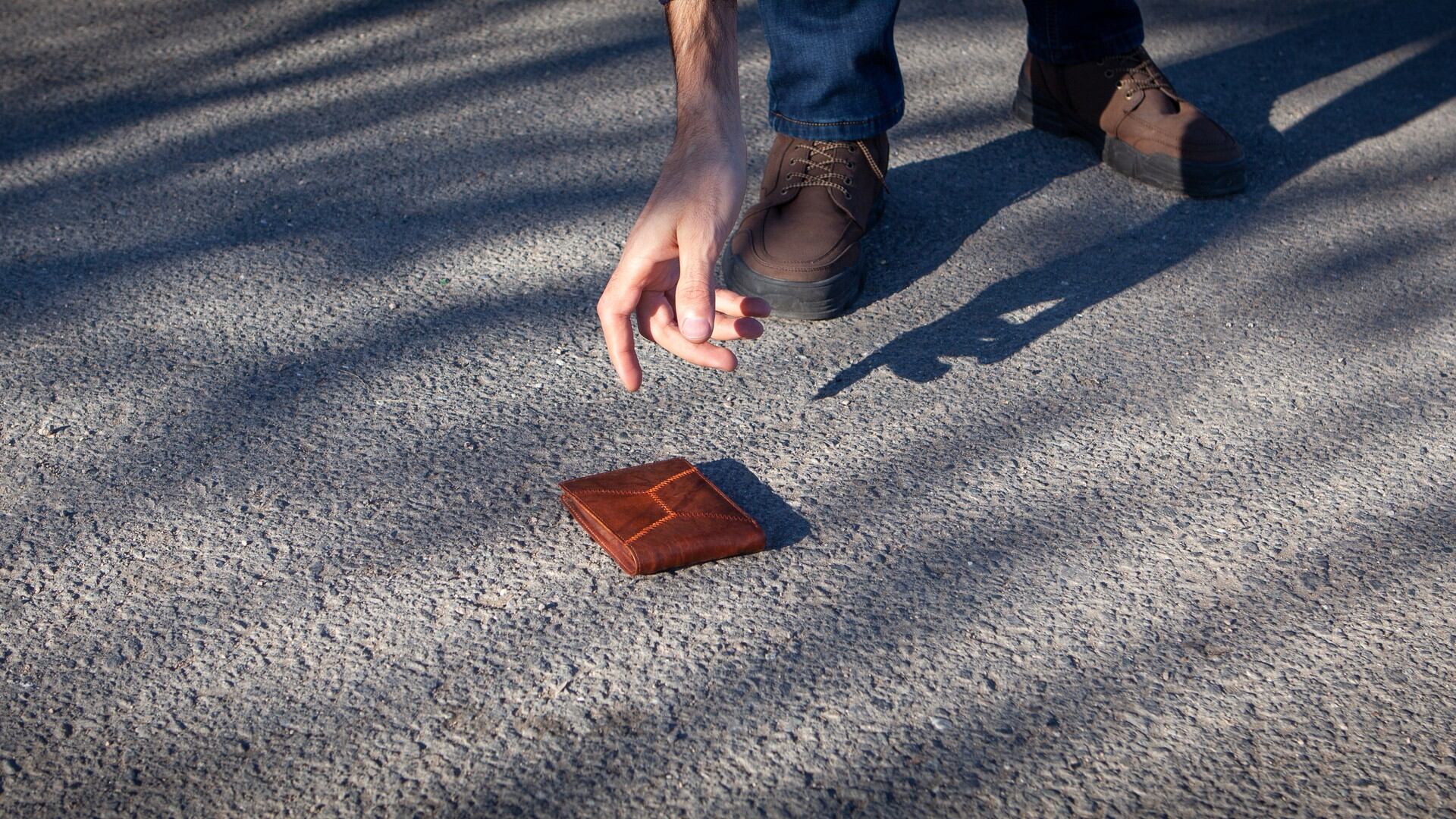 Este es el significado de encontrar una billetera o plata en la calle.