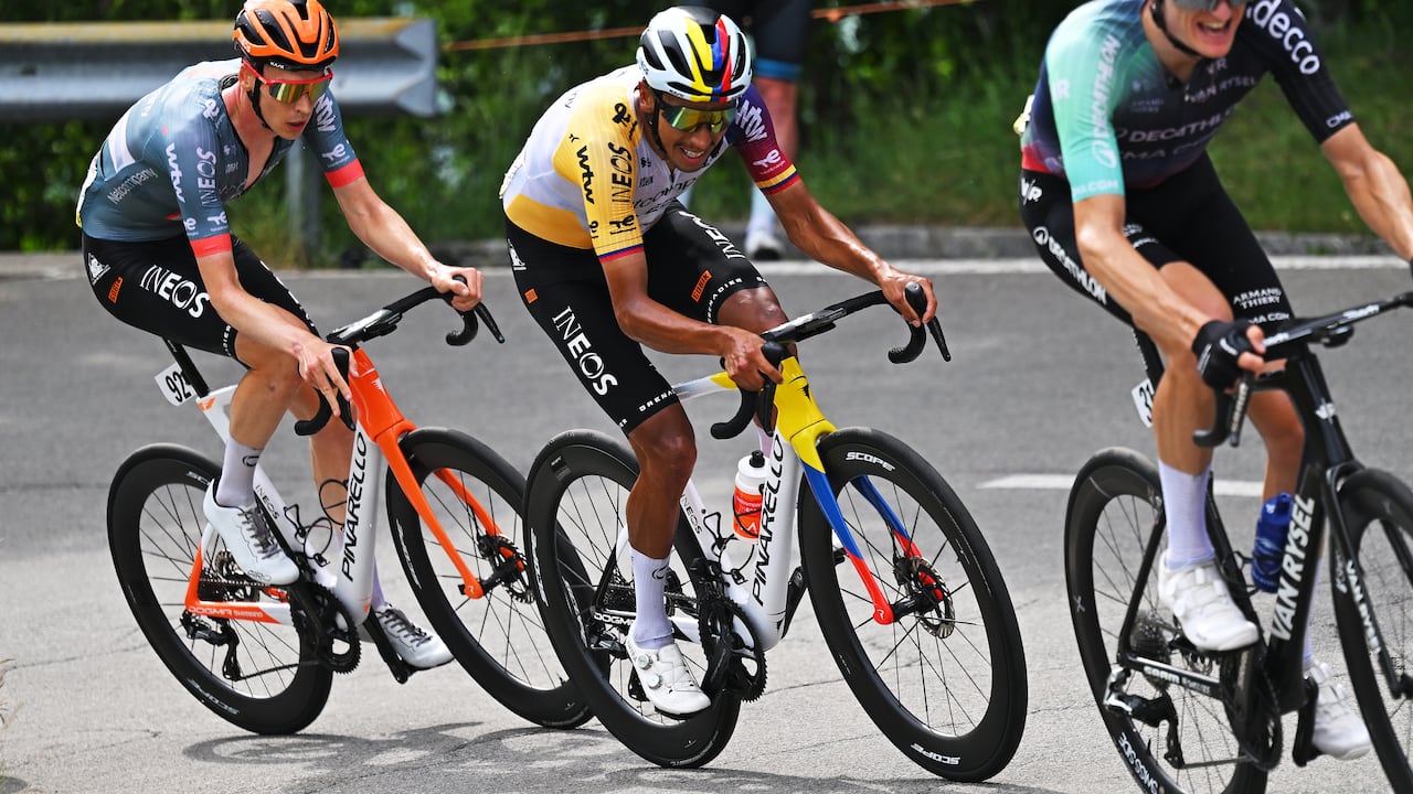 Thymen Arensman perdió el podio a pesar del esfuerzo de Egan Bernal.