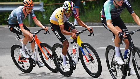 CARI, SWITZERLAND - MAY 26: (L-R) Thymen Arensman of Netherlands, Egan Bernal of Colombia and Netcompany INEOS Cycling Team compete in the breakaway during the 109th Giro d'Italia 2026, Stage 16 a 113km stage from Bellinzona to Cari 1645m / #UCIWT / on May 26, 2026 in Cari, Switzerland. (Photo by Tim de Waele/Getty Images)