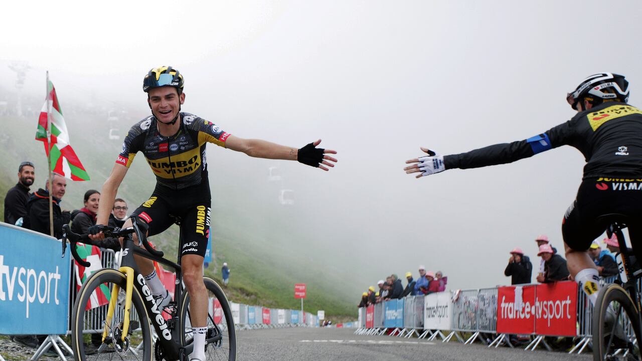 Sep Kuus y Jonas Vingegaard se saludan en el final de la etapa 17