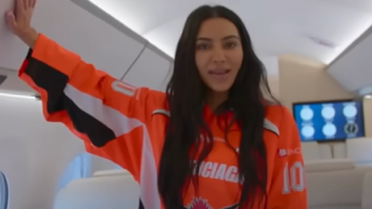 Kim Kardashian en un tour por el interior de su jet privado.