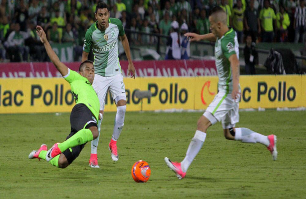 El momento del remate de Matheus Uribe con el que Nacional logró el 2 a 0.  Fotografía: Pablo Monsalve/SEMANA.