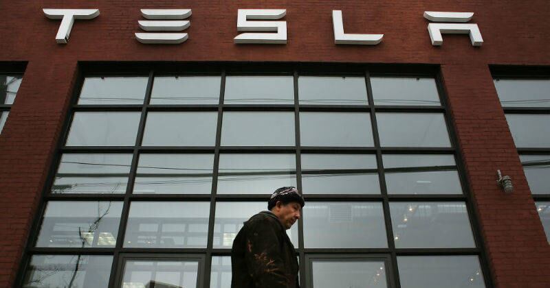 No se necesita un título universitario para trabajar en Tesla