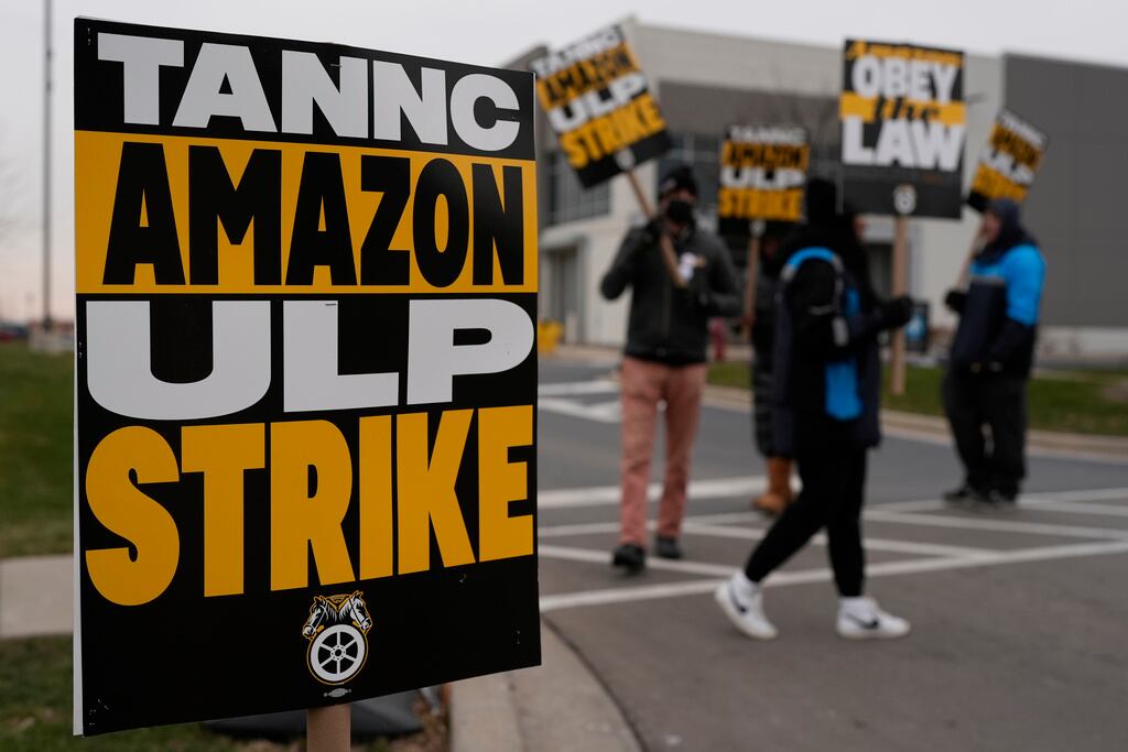 Los huelguistas sostienen carteles durante una huelga en la estación de entrega de Amazon de Skokie (DIL7) en Skokie, Illinois, el jueves 19 de diciembre de 2024. (Foto AP/Nam Y. Huh)