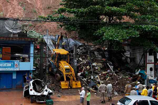 Rescatistas y bomberos buscaban los cuerpos de las personas que murieron después de que se derrumbara el morro Niteroi, en el barrio Boa Vista. 