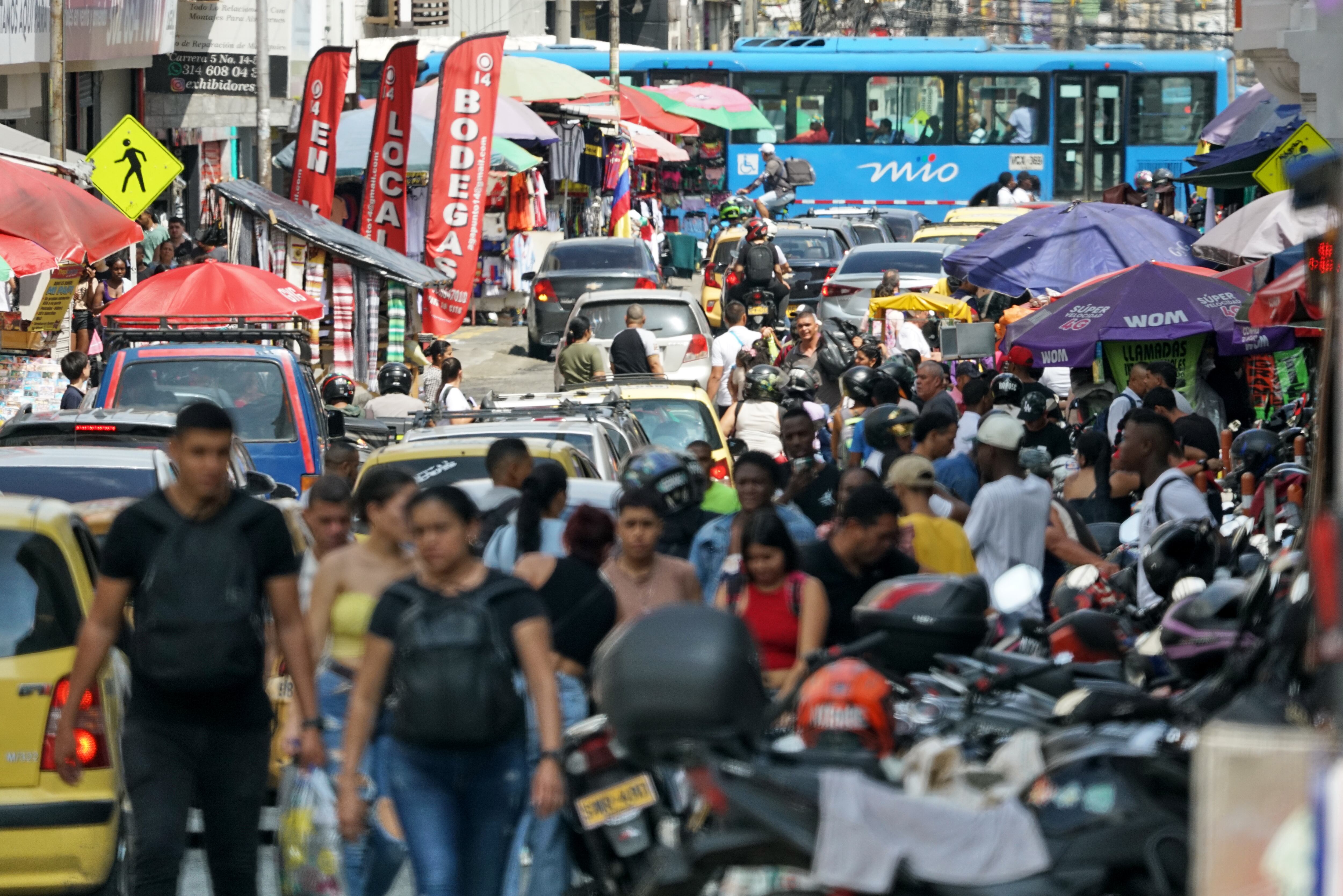 Miles de personas salieron a realizar sus compras de navidad a una semana del nacimiento del Niño Dios. Las calles del centro se convierten en un caos