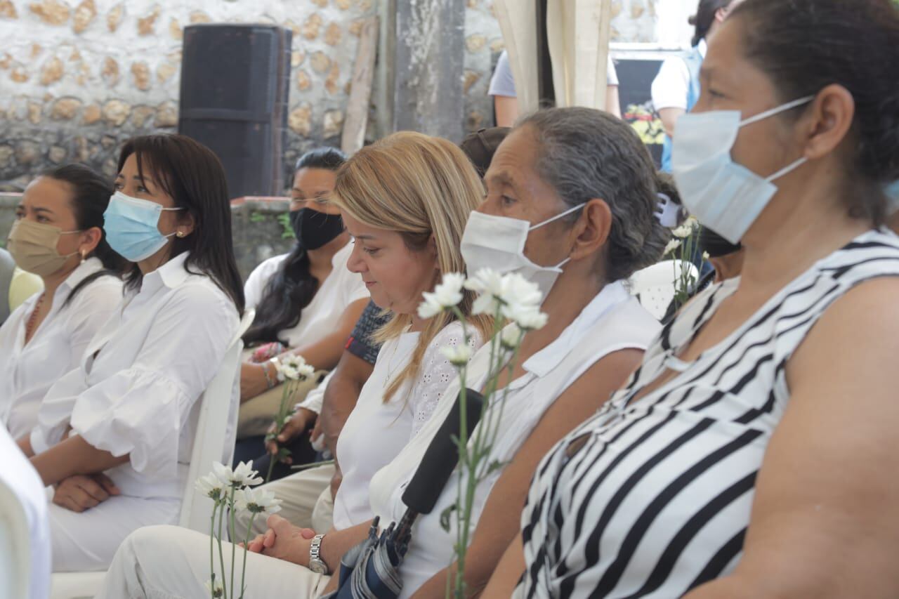 Gobernadora del Atlántico, Elsa Noguera, junto a familiares de personas desenterradas y trasladadas.