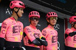 Rigoberto Urán junto a Andrea Piccolo, corredor expulsado del EF Education