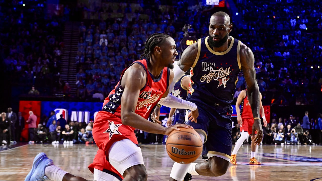 Tyrese Maxey dribla frente a LeBron James en el All-Star Game
