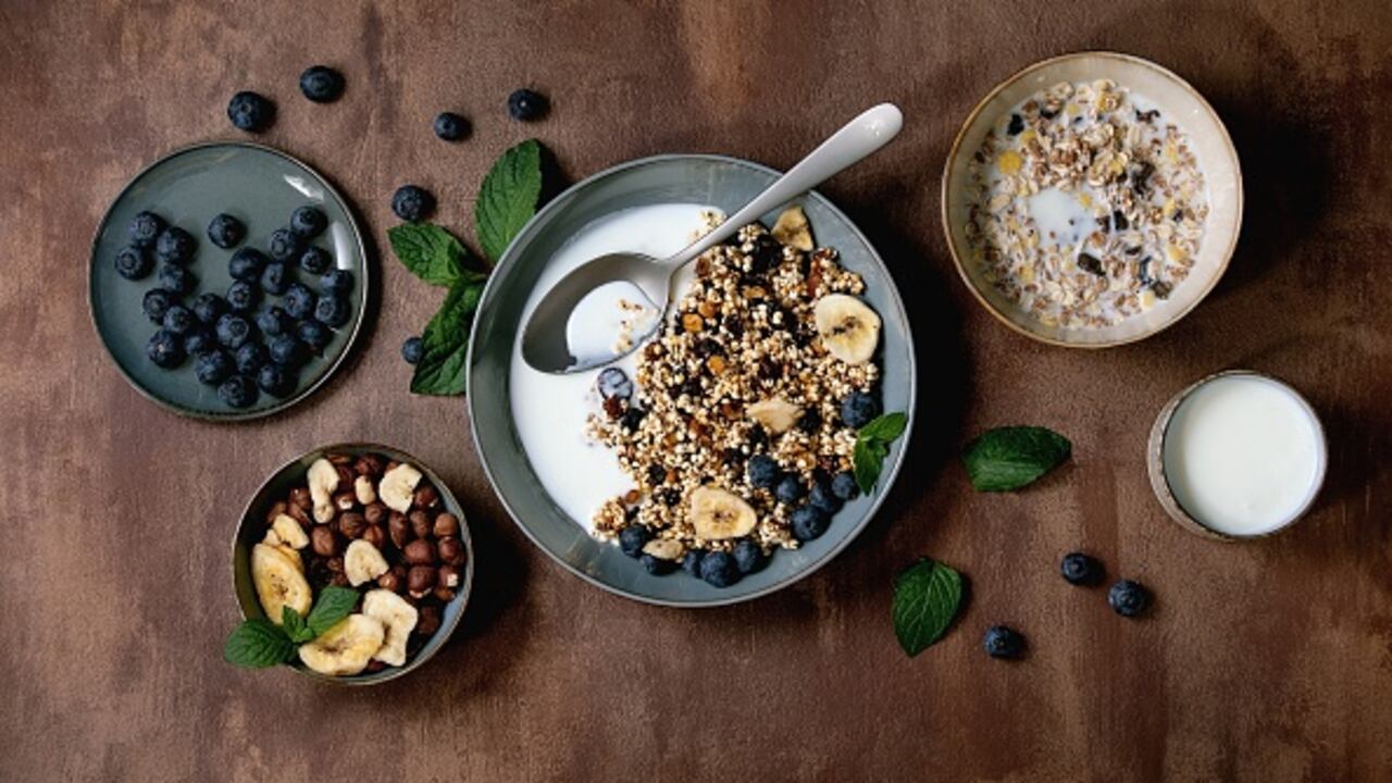 El desayuno debe contener proteínas, carbohidratos en su estado natural, fibra y grasa salusables.