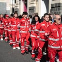Voluntarios de la Cruz Roja también durante la procesión de la ofrenda de cera en Santa Águeda el 3 de febrero de 2023 en Catania, Italia. (Photo by Fabrizio Villa/Getty Images)
