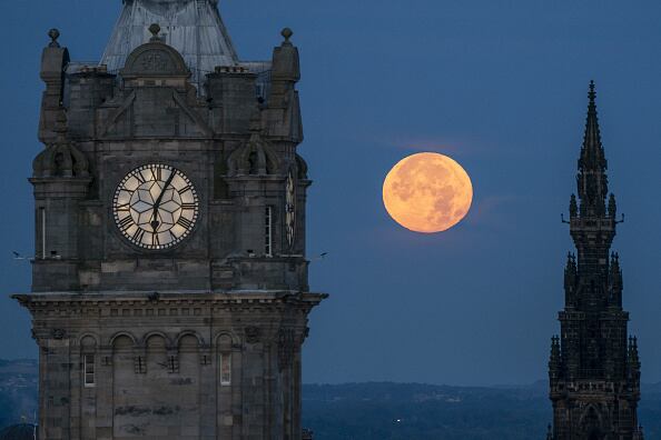 A tan sólo 357.344 kilómetros (222.043 millas) de distancia más o menos. La superluna del 1 de agosto estaba al menos 160 kilómetros (100 millas) más alejada.