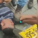 La comunidad la emprendió contra los ladrones luego que la Policía frustrara el robo.