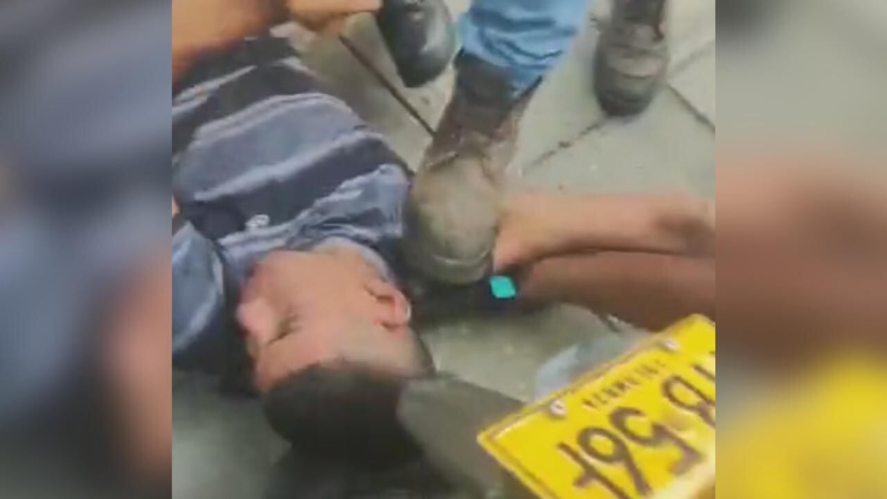 La comunidad la emprendió contra los ladrones luego de que la Policía frustrara el robo.