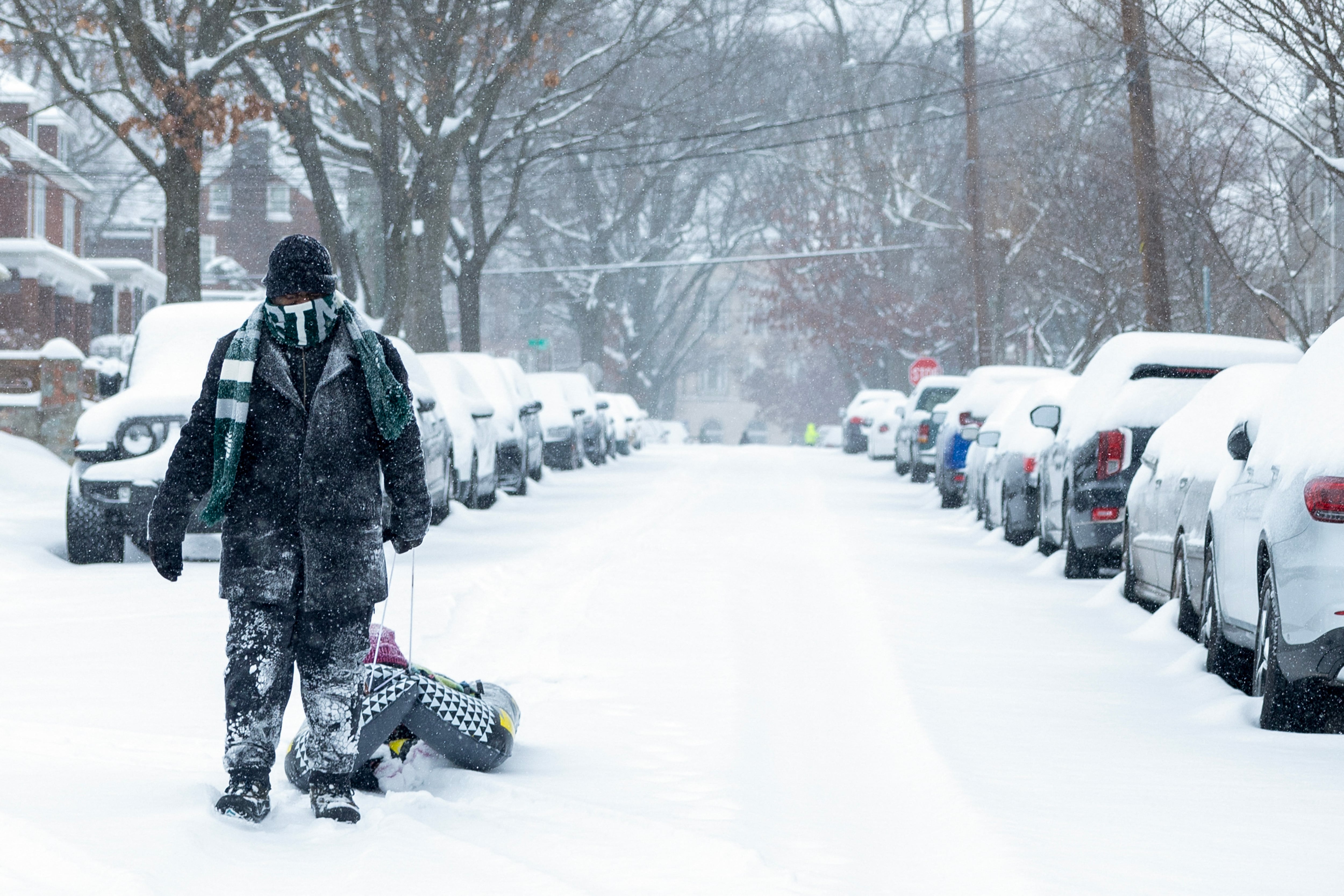 La tormenta ha causado estragos. Algunos vehículos quedaron prácticamente tapados por la nieve.