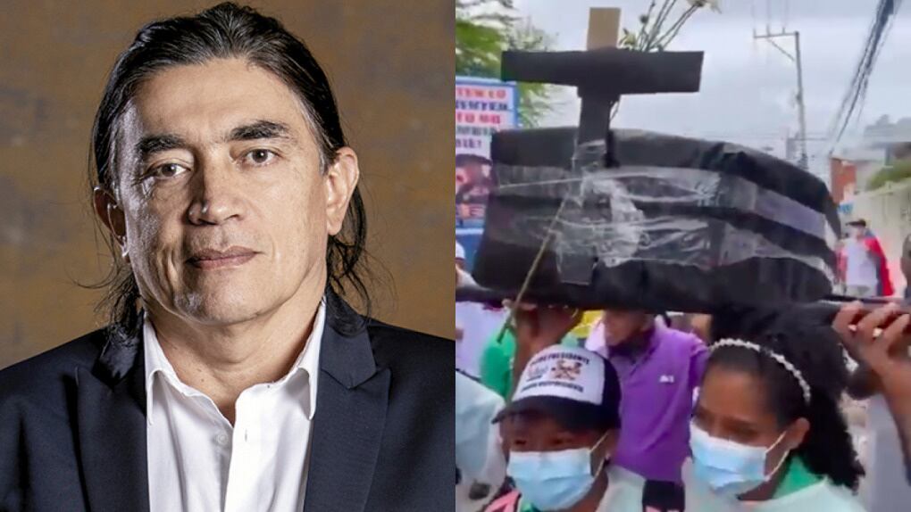 Gustavo Bolívar acompañó a quienes cargaban el falso ataúd.