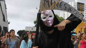 La protesta fue contra un proyecto que pretende explotar 9 millones de onzas de oro en las inmediaciones del ecosistema donde nace el agua para 2.5 millones de personas. Foto: Juan Camilo Gómez