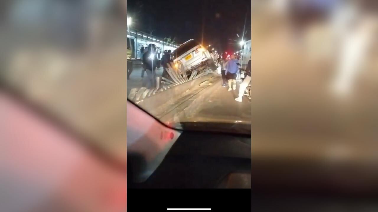 Una camioneta Toyota impacto las barreras de protección de TransMilenio.
