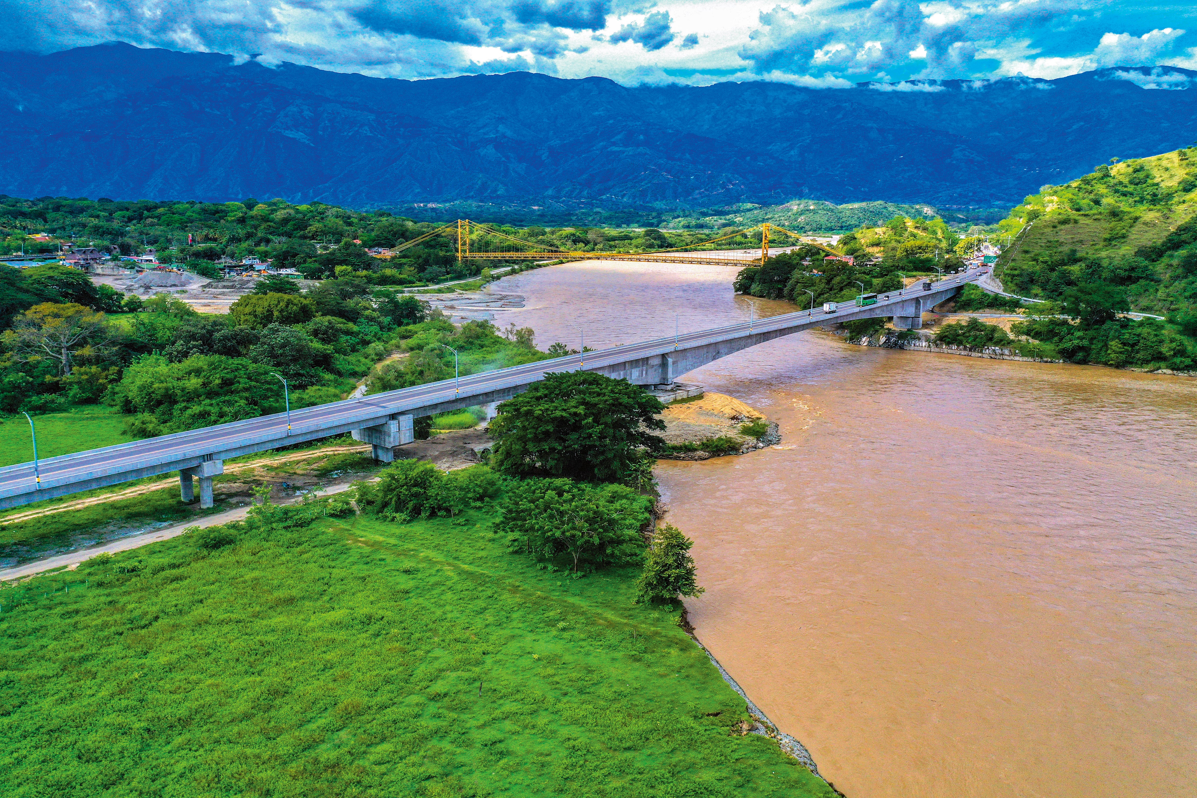 Autopista al Mar 1, puente sobre el río Cauca.