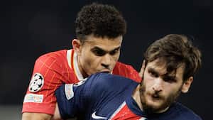 Luis Díaz en disputa de un balón ante PSG