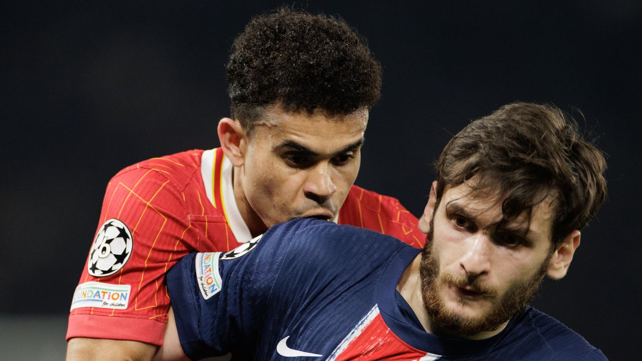 Luis Díaz en disputa de un balón ante PSG