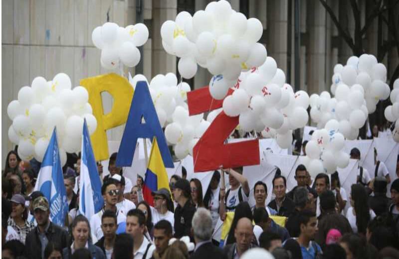 Miles de bombas blancas volaron sobre la capital después de la firma de los acuerdos de paz entre el presidente Juan Manuel Santos y Rodrigo Londoño más conocido como Timochenko. Álvaro Tavera /SEMANA