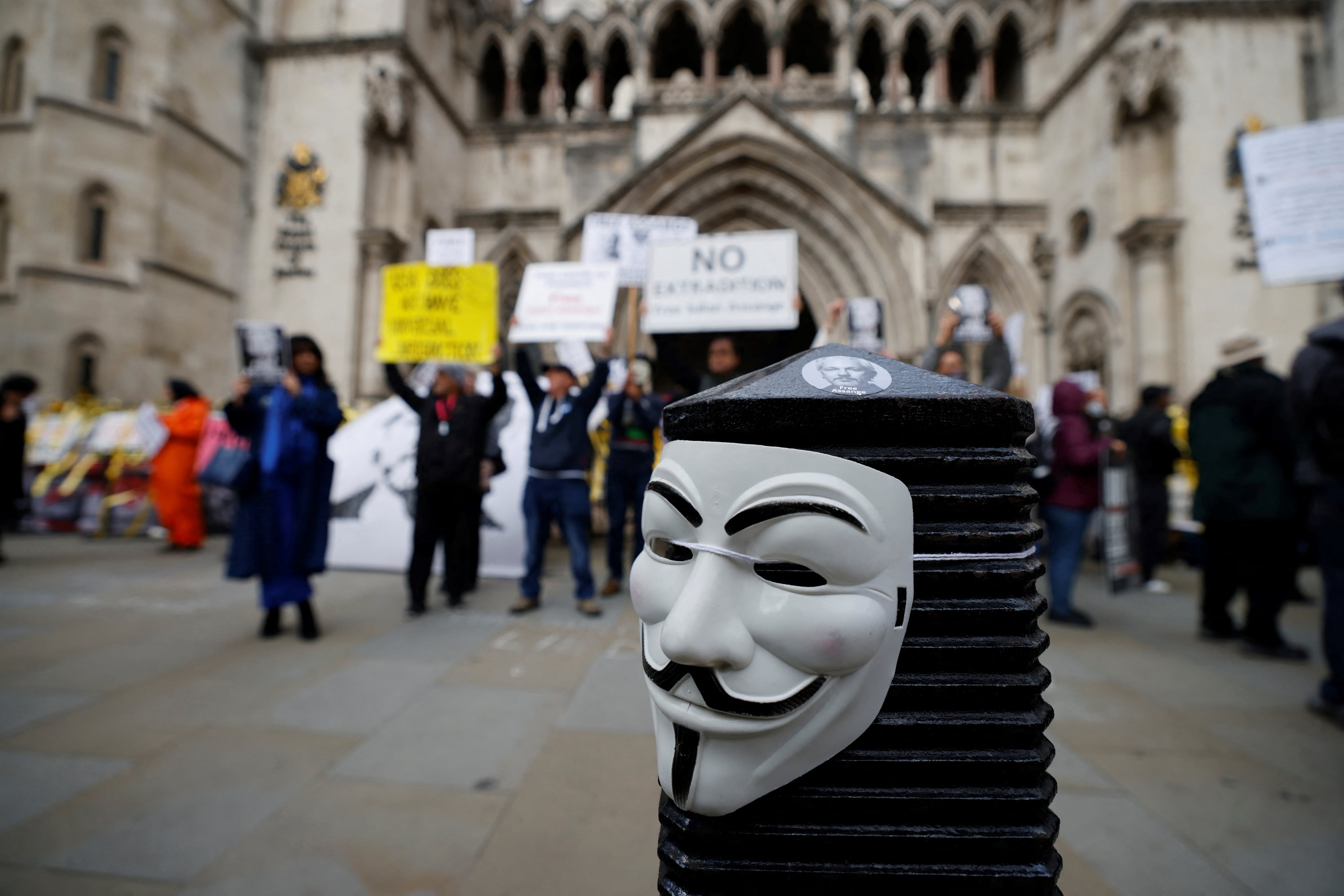 Los manifestantes sostienen pancartas durante una manifestación frente a los Tribunales Reales de Justicia en Londres el 28 de octubre de 2021, el segundo día de una audiencia de apelación del gobierno de Estados Unidos contra la negativa del Reino Unido a extraditar al fundador de WikiLeaks, Julian Assange. - Estados Unidos instó a dos jueces británicos de alto rango a que autoricen la extradición del fundador de WikiLeaks, Julian Assange, y rechacen la decisión de un tribunal inferior de que existe riesgo de suicidio. (Foto de Tolga Akmen / AFP)