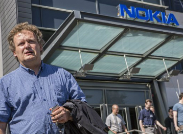 Empleado de Nokia saliendo de la sede tras enterarse de que iba a haber despidos.